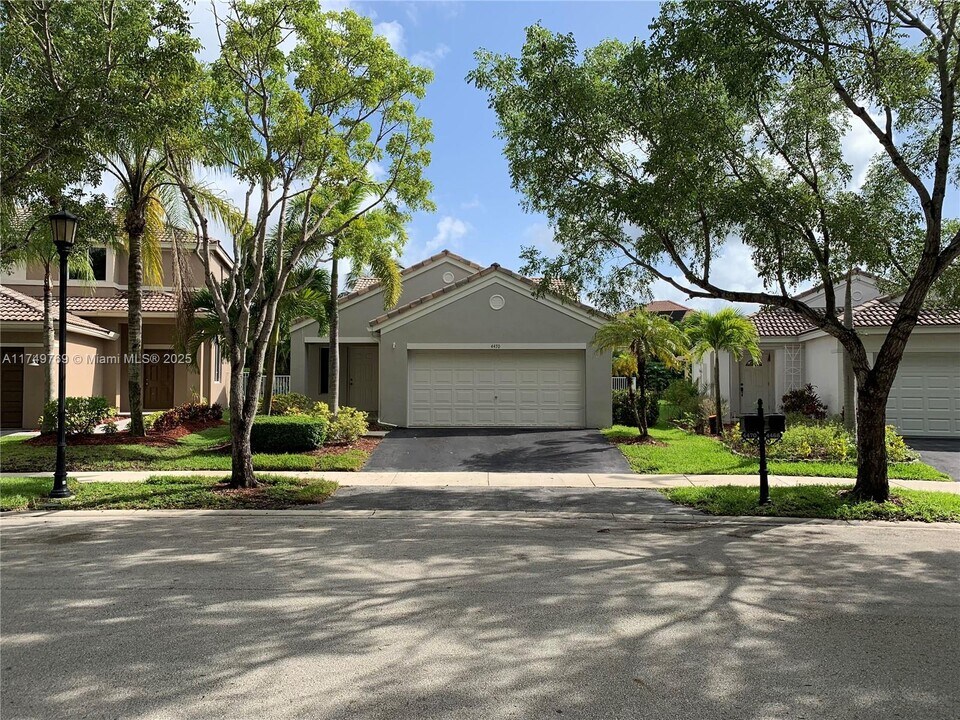 4470 Mahogany Ridge Dr in Weston, FL - Building Photo