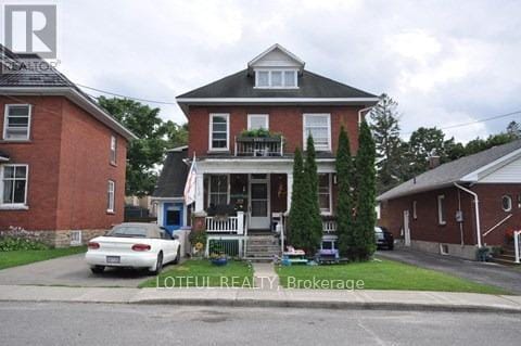 7 Montgomery Pl in Smiths Falls, ON - Building Photo