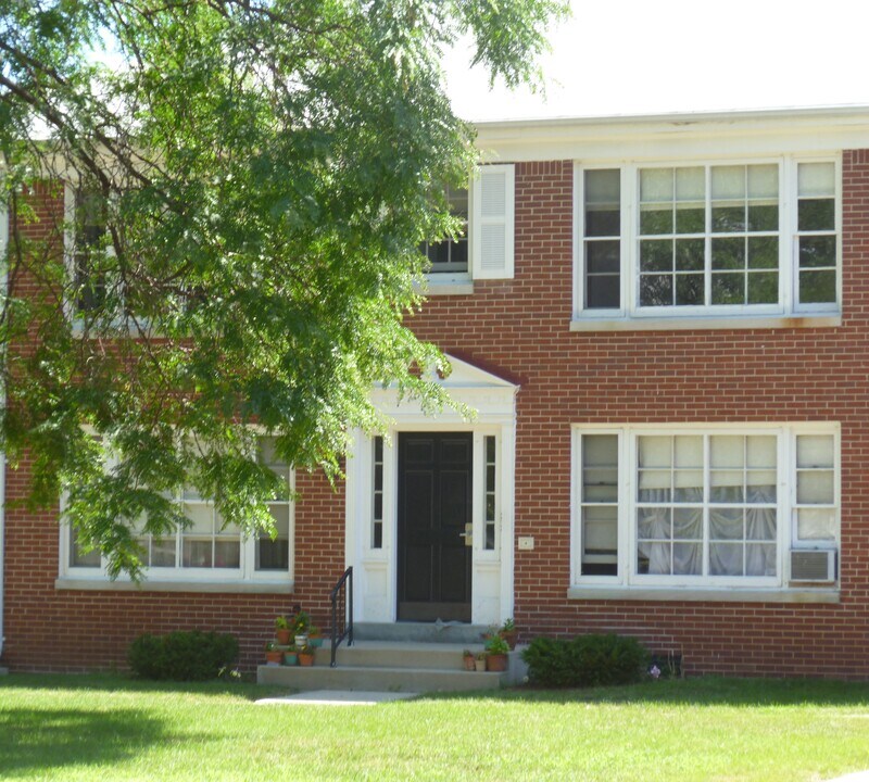 8333 W North Ave, Unit 6 in Wauwatosa, WI - Foto de edificio