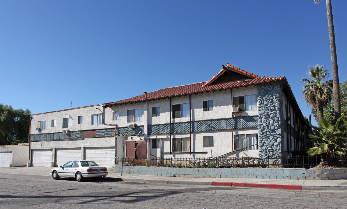 Glen Oaks Apartments in San Fernando, CA - Foto de edificio