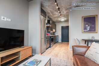 939 W Washington Blvd, Unit FL6-ID204 in Chicago, IL - Building Photo - Building Photo