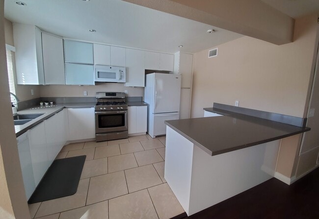 2344 Hampstead Way in San Diego, CA - Building Photo - Building Photo