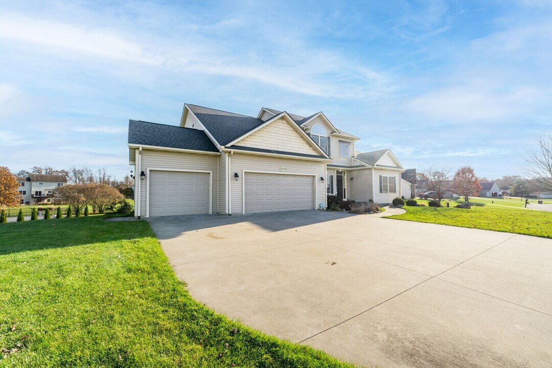 10715 Riedell Dr in Kalamazoo, MI - Building Photo