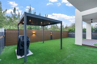 10373 NW 68th Terrace in Doral, FL - Building Photo - Building Photo