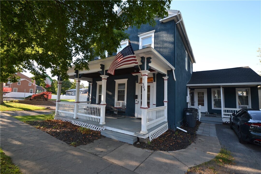 505 E Main St in Palmyra, NY - Building Photo