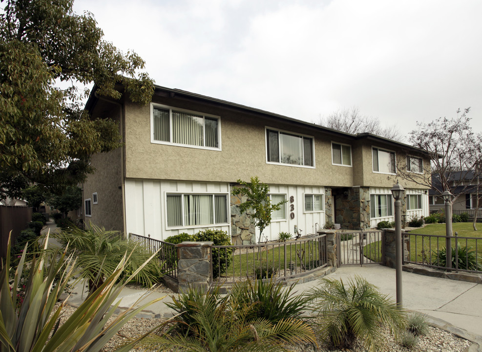 Monterey Oaks Apartments in South Pasadena, CA - Building Photo