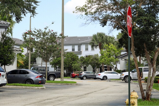 711 SW 148th Ave in Davie, FL - Building Photo - Building Photo