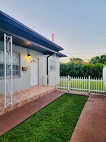 3690 SW 24th St in Miami, FL - Building Photo