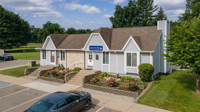 Lake of the Hills Apartment Homes in Haslett, MI - Foto de edificio - Building Photo