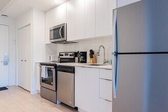 100 Boul. de Maisonneuve E, Unit SI ID1261808P in Montréal, QC - Building Photo - Building Photo
