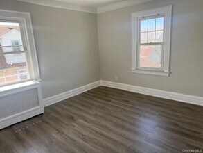 523 Bayview Ave in Cedarhurst, NY - Foto de edificio - Building Photo