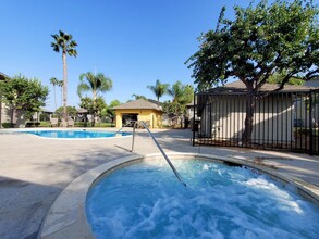 Cinnamon Woods Apartments in San Diego, CA - Foto de edificio - Building Photo