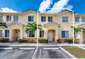 6940 NW 177th St in Hialeah, FL - Building Photo