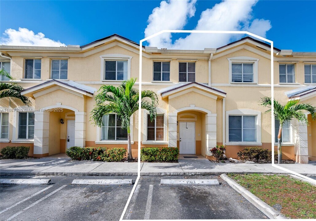 6940 NW 177th St in Hialeah, FL - Building Photo