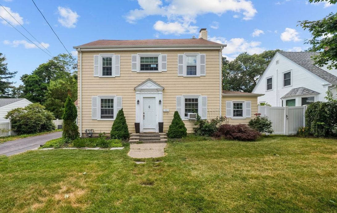 6 Fairview Ave in Lincoln, RI - Building Photo
