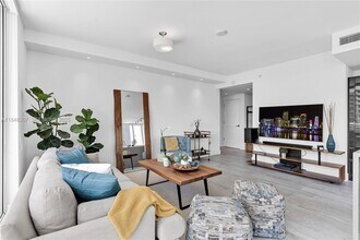 1080 Brickell Ave in Miami, FL - Building Photo - Building Photo