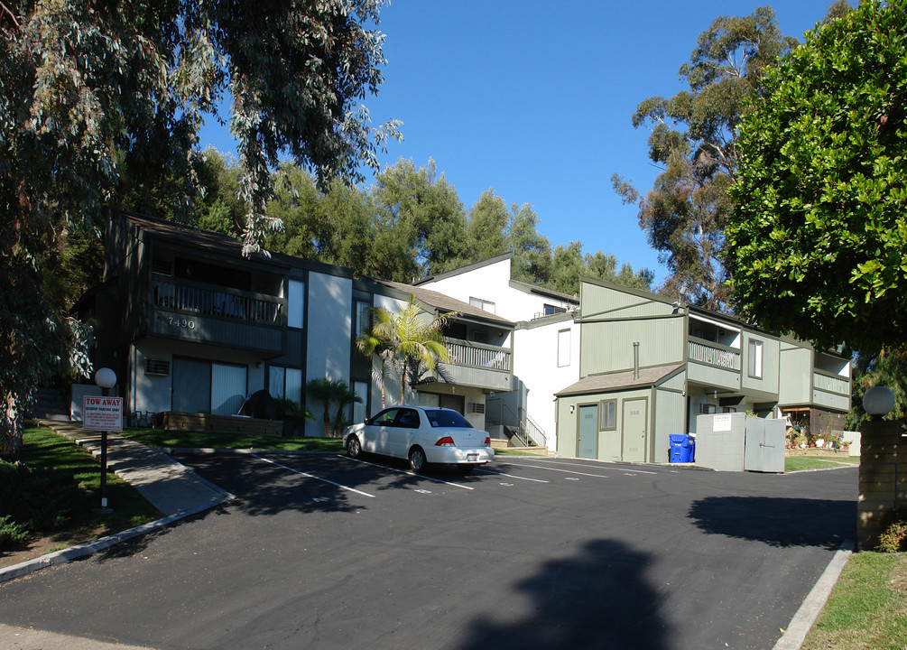 7490 Collins Ave in La Mesa, CA - Building Photo