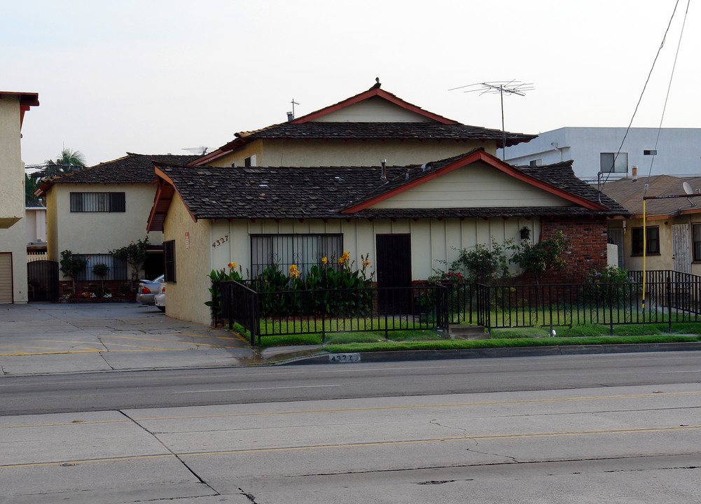 4327 W Rosecrans Ave in Hawthorne, CA - Building Photo