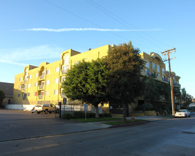 Carlyle Court in North Hollywood, CA - Building Photo - Building Photo