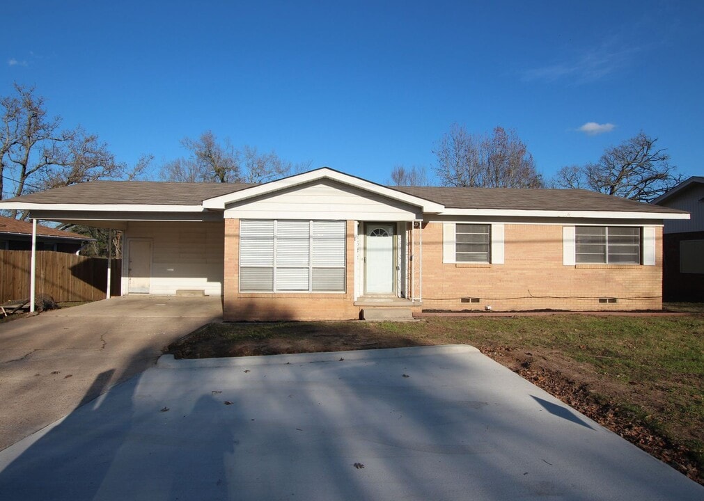 2634 Old Omen Rd in Tyler, TX - Building Photo