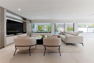 7300 SW 77th Ave in Miami, FL - Building Photo