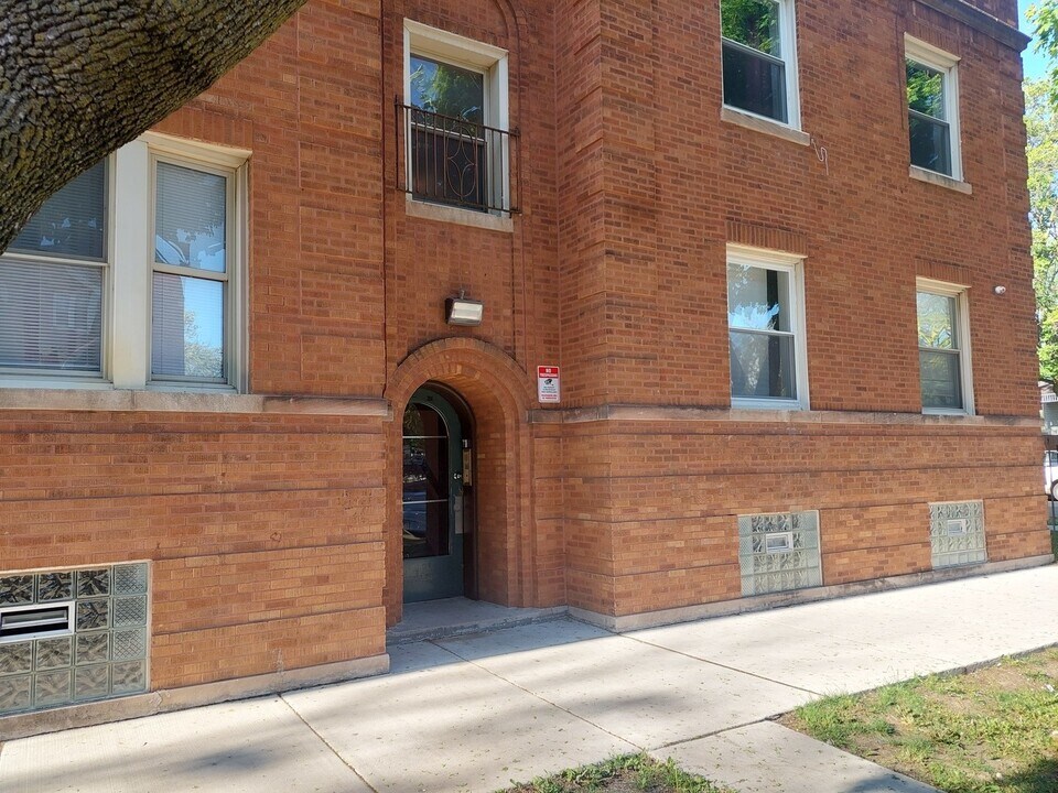 3104 W 64th St in Chicago, IL - Building Photo