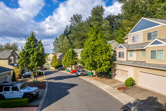 13030-13060 SW Creekshire Dr in Tigard, OR - Building Photo - Building Photo