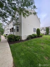 9 Ashley Ct in Franklin Township, NJ - Foto de edificio - Building Photo