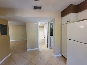7752 Tamara Lee Ct in Ft. Myers, FL - Foto de edificio - Building Photo