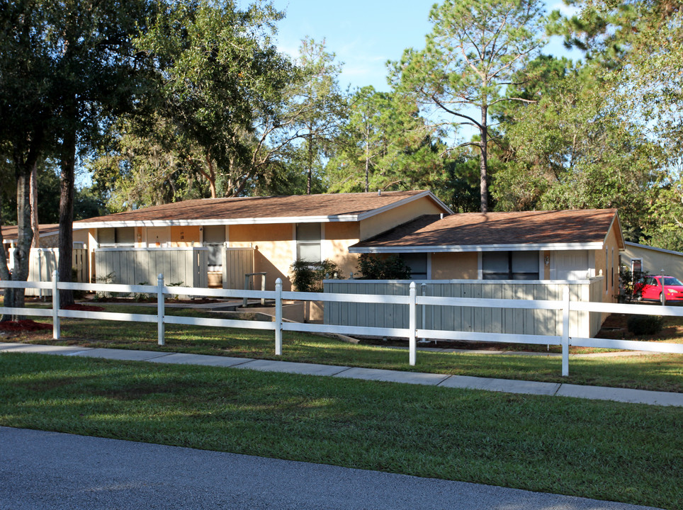 Laurel Oaks in DeLand, FL - Foto de edificio