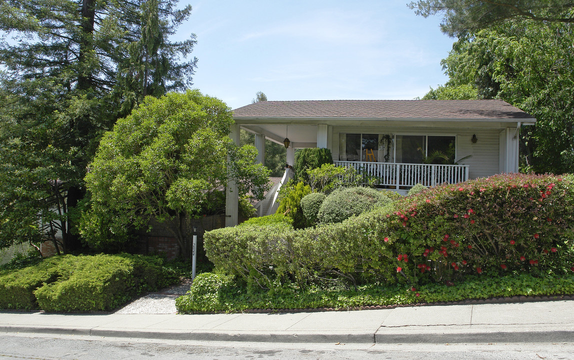 2044 Ascot Dr in Moraga, CA - Building Photo