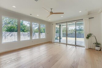 8003 Gault St in Austin, TX - Foto de edificio - Building Photo