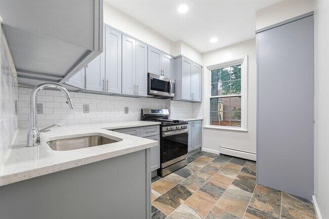 120 BEACH St in Jersey City, NJ - Building Photo - Building Photo