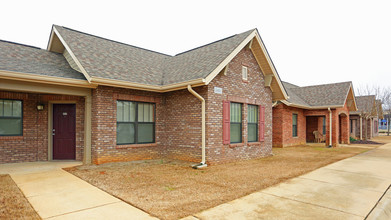 McKenzie Court in Tuscaloosa, AL - Building Photo - Building Photo