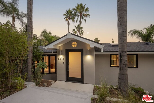 5692 Holly Oak Dr in Los Angeles, CA - Building Photo - Building Photo