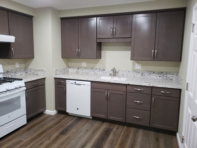1400 E Canal Dr in Turlock, CA - Building Photo - Building Photo