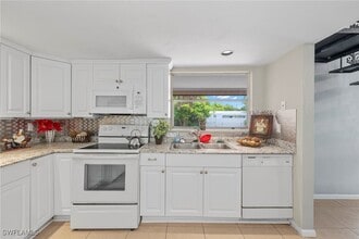 151 Crown Dr in Naples, FL - Building Photo - Building Photo