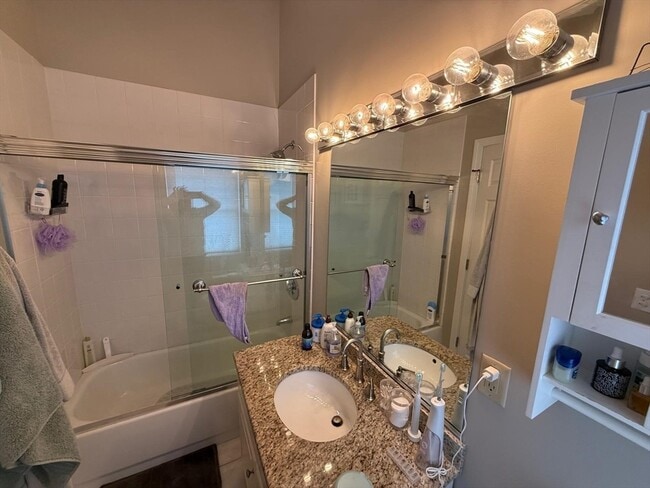 184 Bishops Forest Dr in Waltham, MA - Building Photo - Building Photo