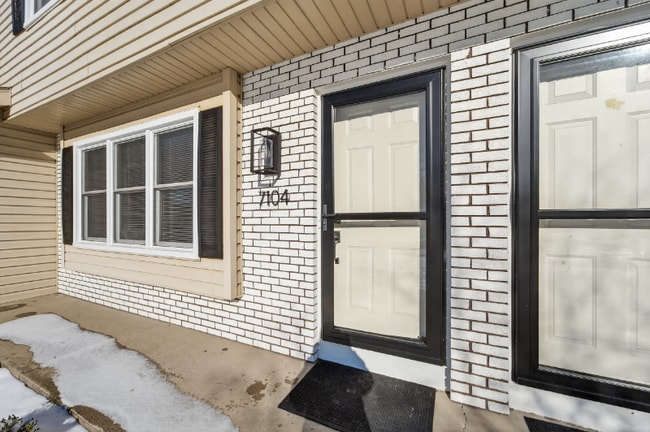 7104 Park Shores Ct in Middleton, WI - Foto de edificio - Building Photo