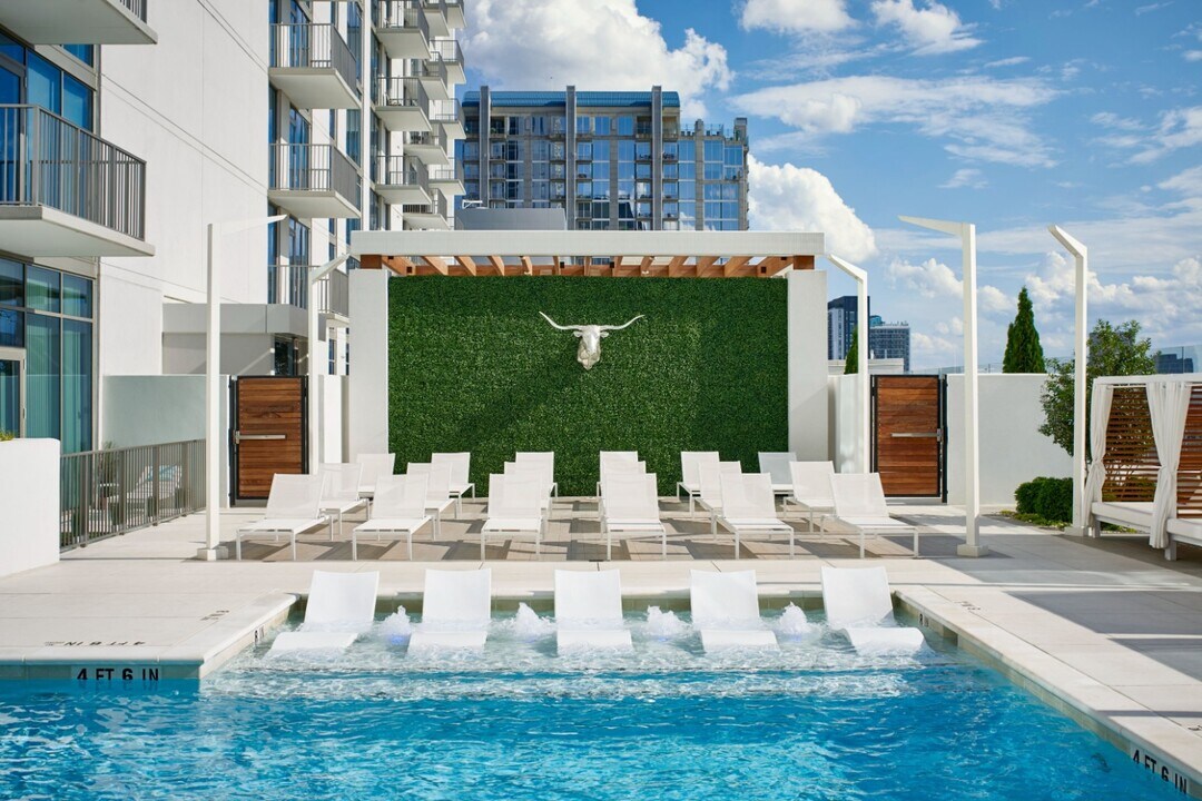 The Hue Midtown in Atlanta, GA - Building Photo