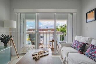 290 Sunrise Dr in Key Biscayne, FL - Building Photo - Building Photo