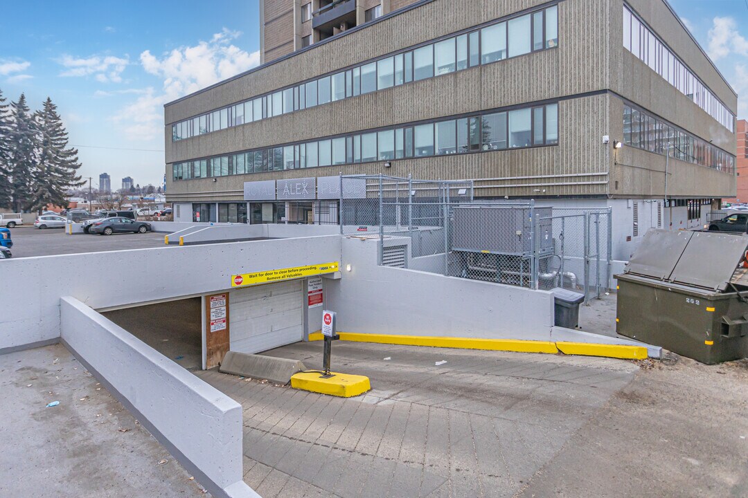 Kingsway Lofts & Apartments in Edmonton, AB - Building Photo