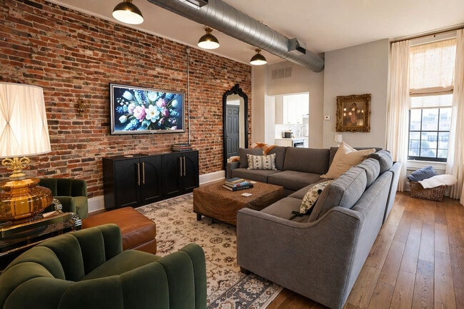 124 W 9th St