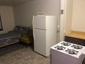 3431 W Kilbourn Ave, Unit 9 in Milwaukee, WI - Building Photo - Building Photo