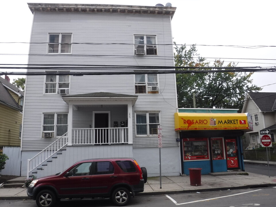 227 Henry St in Stamford, CT - Building Photo