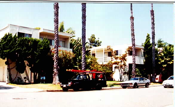 176 McKnight Dr in Laguna Beach, CA - Foto de edificio