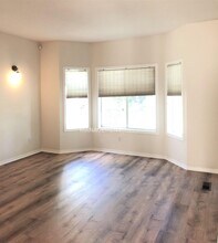 230 S Sweeney St in Portland, OR - Building Photo - Building Photo