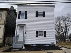 935 Manton Wy in Pittsburgh, PA - Building Photo