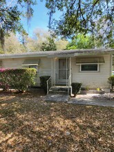 764 W Pennsylvania Ave in Lake Helen, FL - Foto de edificio - Building Photo