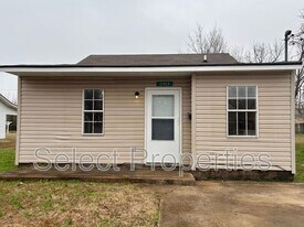 2102 Clark St in Jonesboro, AR - Building Photo